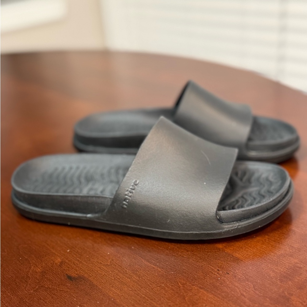 NWOT - Native Spencer Slides in Black - size Men’s 5/Women’s 7